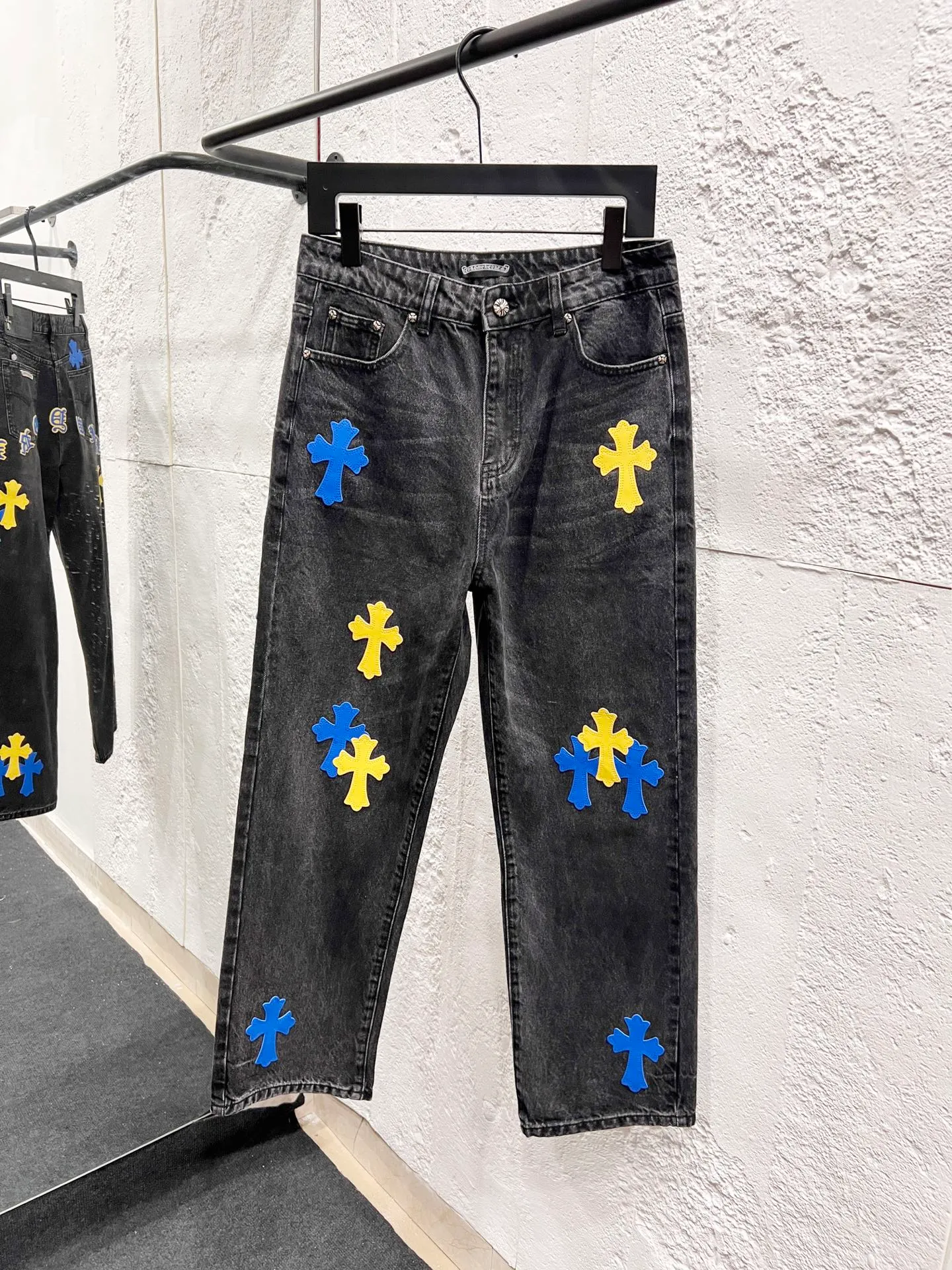 P250 Style No.: H929 Chrome hearts & Chrome hearts 25ss blue and yellow leather black pants cross patch leather jeans CH Chrome hearts double knee cross patch leather bo1 version logging pants straight work pants B136 Chrome hearts cross Sanskrit overalls Counter price 24W level, patch cross flower embellishment, high waist washed jeans! ! Absolutely high-end luxury products, 1.9W level god-level single products, super popular products, made by top heavy industry, not to be missed. About Zangyin, this is an extremely luxurious fashion brand, which can also be called the nobles of the high street. It has always been an exclusive brand of some hipsters or rich second generation. Compared with ordinary high streets, it is more luxurious and noble. Compared with luxury brands, it has a more fashionable personality and has always been a brand that I have a special liking for. Imported yarn is custom-woven into a high-density twill canvas. While ensuring a stiff silhouette, the fabric feels very delicate. It follows the B01 classic silhouette. The upper body is crisp and stylish. The ready-made garments are stone-ground and fermented and can be matched with any style. Buttons and zinc brushing are washed with genuine YKK retro metal products. Double-layered canvas on the front. Perfect details. All hardware is perfect. Size: 30-32-34-36 Color: blue-yellow leather and black pants.